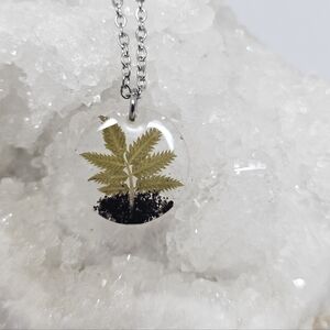 Elegant Floral Pendant Necklace